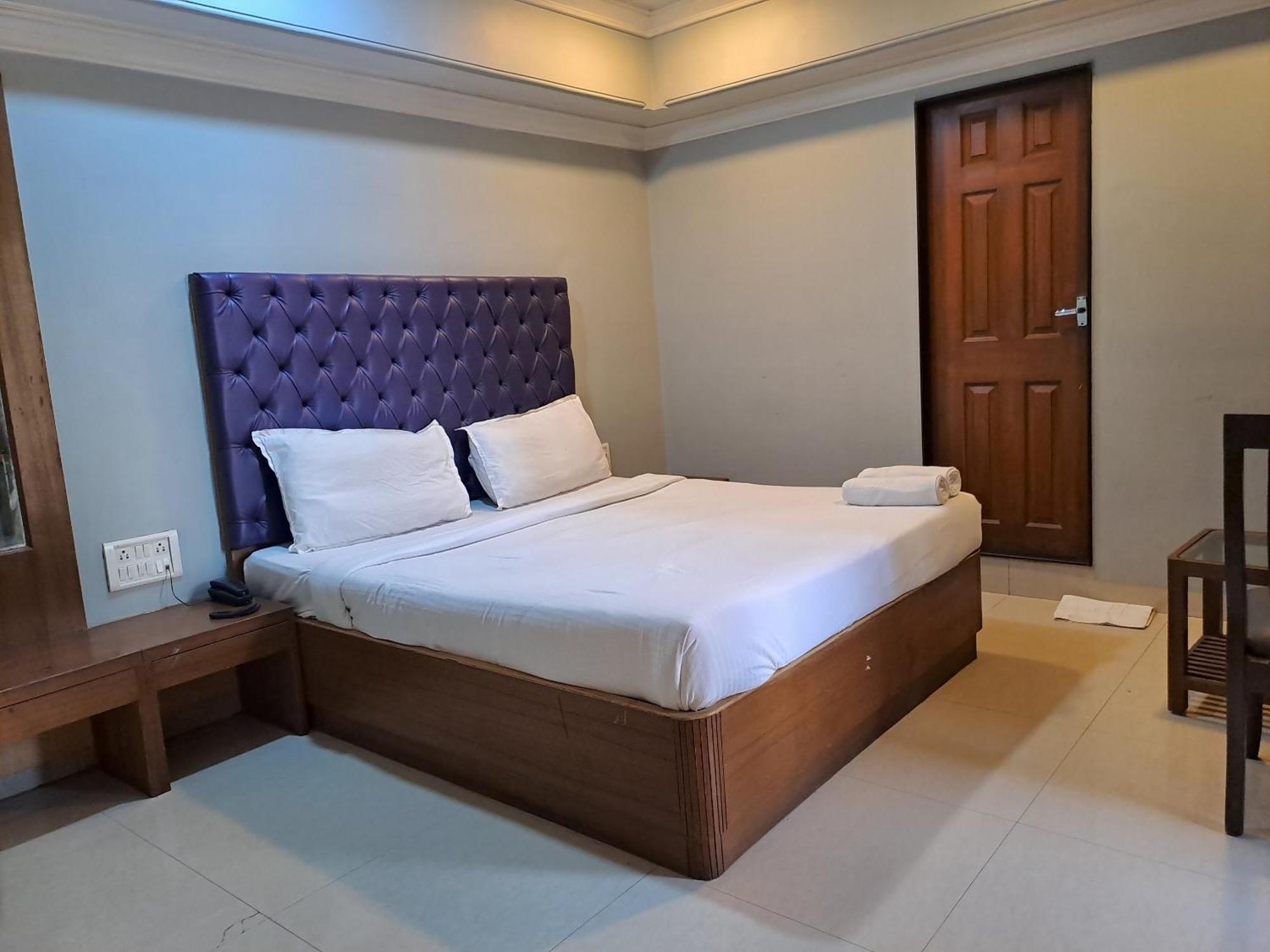 Hotel Cruz Royale Bombay Esterno foto